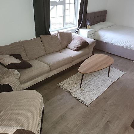 伦敦Flat With Work Station, Monitor, Smart Tv & Netflix公寓 外观 照片