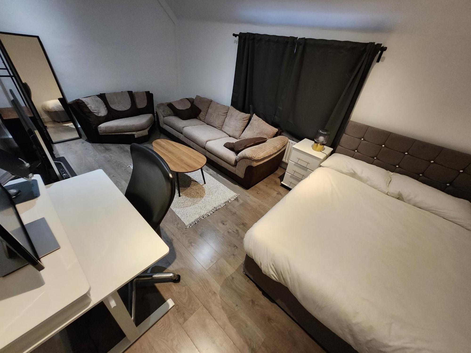 伦敦Flat With Work Station, Monitor, Smart Tv & Netflix公寓 外观 照片